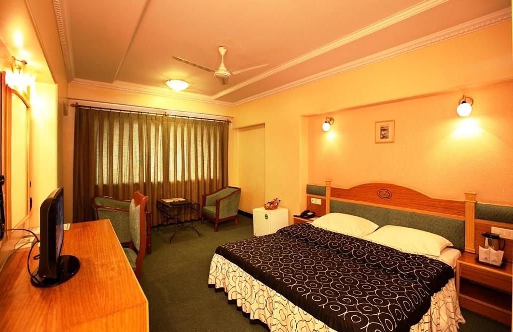 Brijwasi Royal Hotel Matura Exterior foto